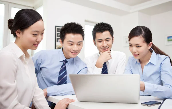 Group of businesspeople discussing working on computer — Stock Photo, Image