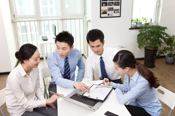Grupo de empresários discutindo no escritório — Fotografia de Stock