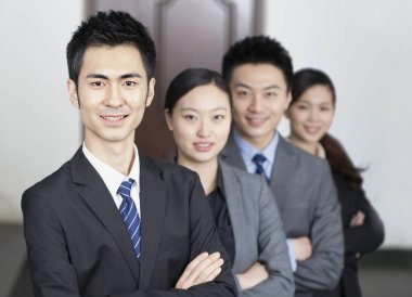 Dört genç ofis çalışanı ellerini kapalı bir yerde çaprazladı.