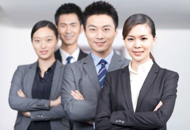 Dört genç ofis çalışanı ellerini kapalı bir yerde çaprazladı.