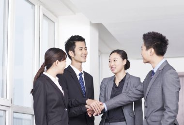 Başarılı iş adamları ellerini birleştiriyor.