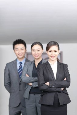 Dört genç ofis çalışanı ellerini kapalı bir yerde çaprazladı.