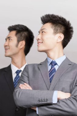 Dört genç ofis çalışanı ellerini kapalı bir yerde çaprazladı.