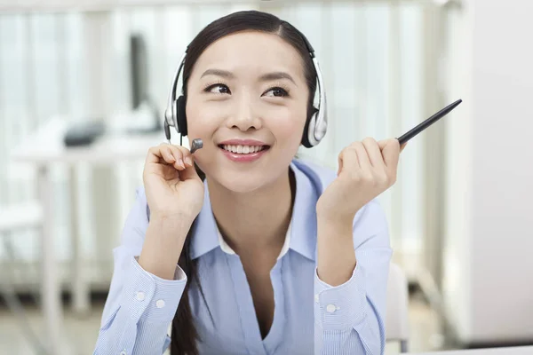 Trabajadora de oficina joven con retrato de auriculares —  Fotos de Stock