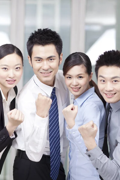 Grupo de jóvenes empresarios felices animando — Foto de Stock