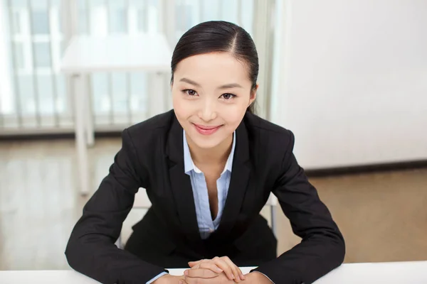 Retrato de uma jovem mulher de negócios feliz — Fotografia de Stock