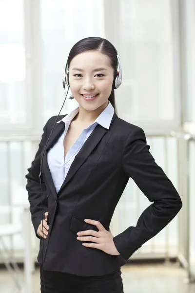 Jeune employée de bureau portant un portrait de casque — Photo