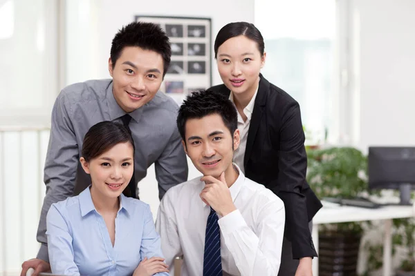 Groupe de gens d'affaires dans le portrait de bureau — Photo