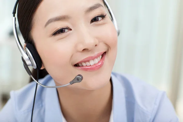 Trabajadora de oficina joven con retrato de auriculares —  Fotos de Stock