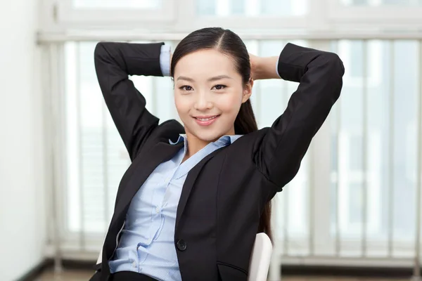 Retrato de una joven empresaria feliz — Foto de Stock