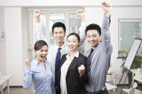 Группа счастливых молодых бизнесменов аплодирует — стоковое фото