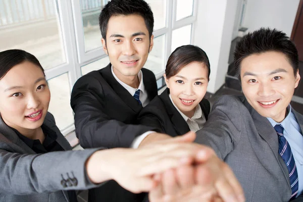 Успешные деловые люди с поднятыми руками — стоковое фото