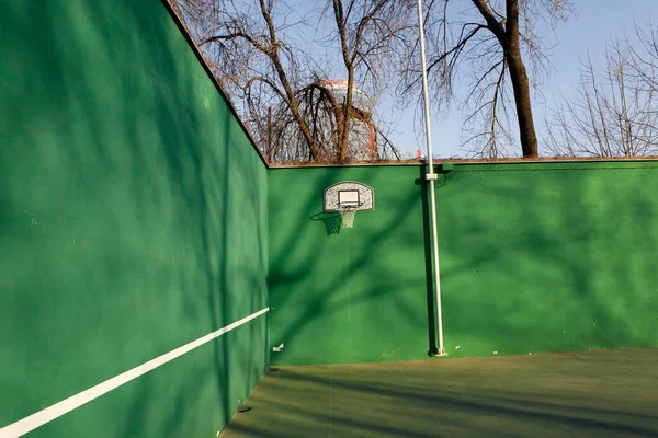 Obraz boiska do koszykówki na zielonej ścianie — Zdjęcie stockowe