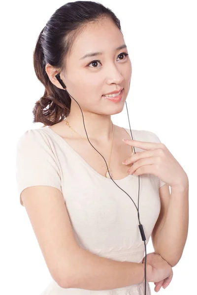 Retrato de uma jovem ouvindo música — Fotografia de Stock