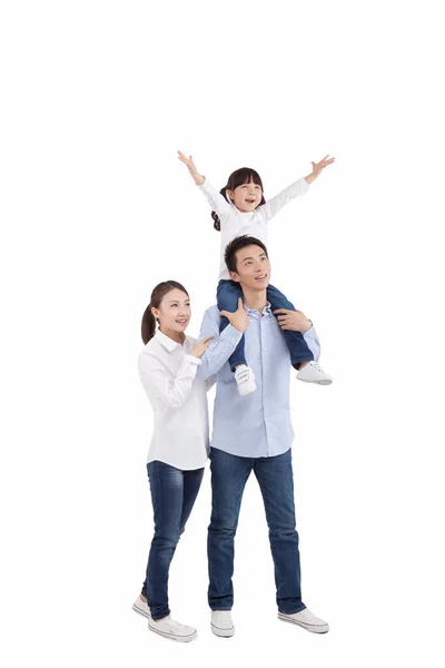 Retrato de filha montando pais pescoço olhando para cima com os pais — Fotografia de Stock