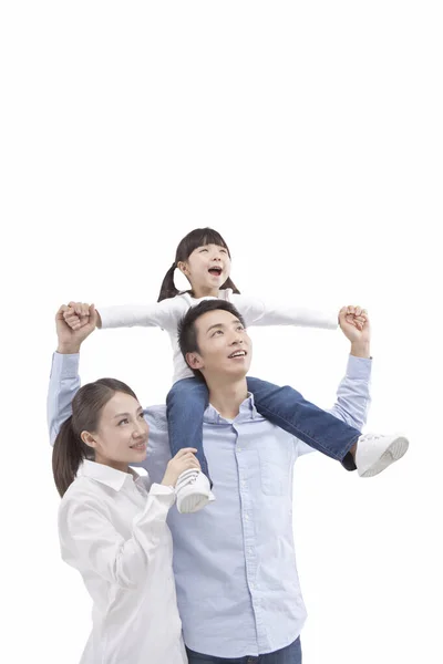 Retrato de filha montando pais pescoço, olhando para cima com os pais — Fotografia de Stock