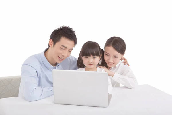 Porträt einer Tochter mit Eltern, die auf ihren Laptop schaut — Stockfoto