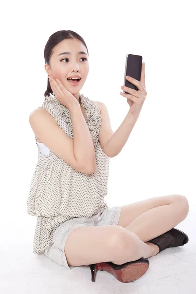 Een jonge vrouw poseren voor zelfportret — Stockfoto