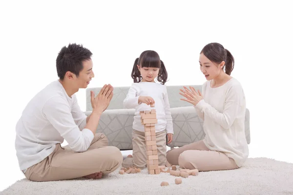 Retrato da filha jogando blocos de construção com os pais — Fotografia de Stock