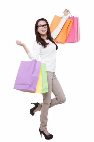 Retrato de una joven mujer sosteniendo bolsas de compras —  Fotos de Stock