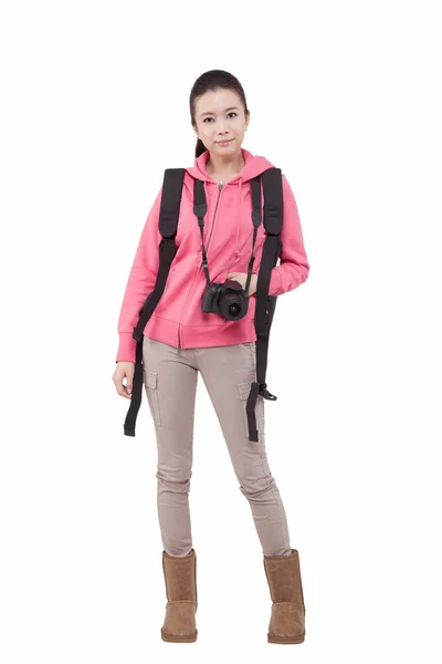 Retrato de una joven mujer portando una mochilera sosteniendo una cámara —  Fotos de Stock