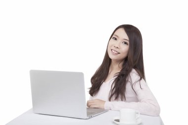 Dizüstü bilgisayarın önünde oturan gencin portresi 