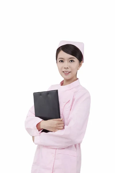 등록부를 들고 있는 여성 간호사의 모습 — 스톡 사진