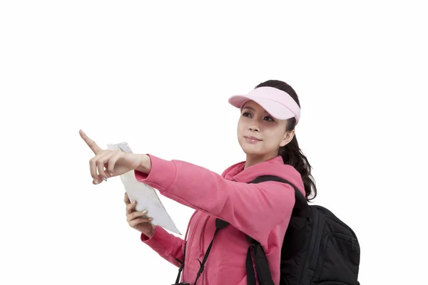 Retrato de jovem fêmea com câmera, carregando mochileiro, segurando mapa — Fotografia de Stock