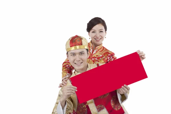 身着唐装的年轻夫妇举着红旗的画像 — 图库照片