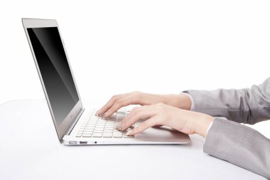 Laptop kullanan genç iş kadınının portresi, yan görüş, yakın çekim.