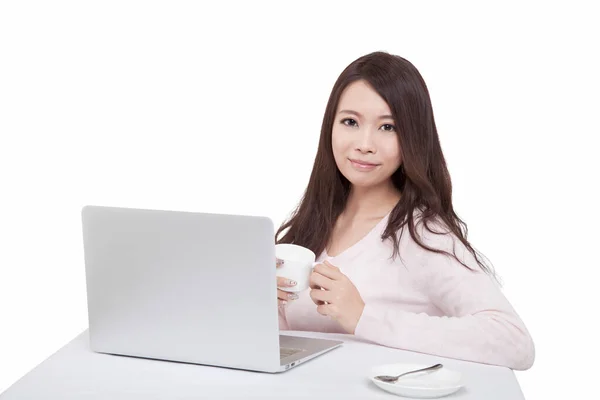 Porträtt av unga sitter framför laptop håller kaffekopp — Stockfoto