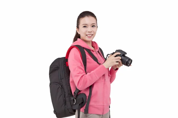배낭 여행자 카메라를 들고 다니는 젊은 여성의 모습 — 스톡 사진