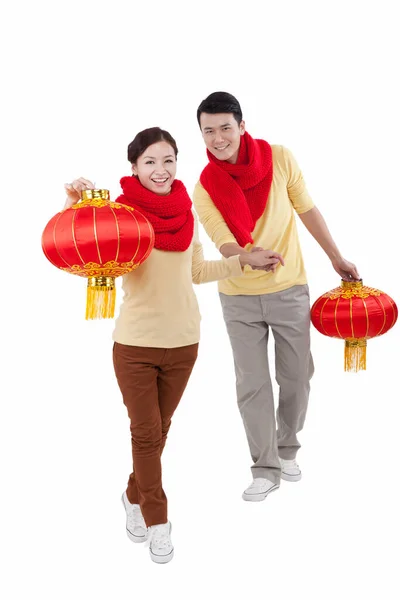 Retrato de jovem casal segurando lanternas vermelhas, pagando chamada de Ano Novo — Fotografia de Stock