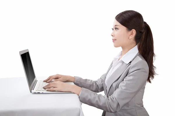 Retrato de jovem empresária sentada na frente do laptop, vista lateral — Fotografia de Stock