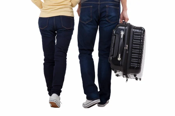 Retrato de um jovem casal puxando valise — Fotografia de Stock