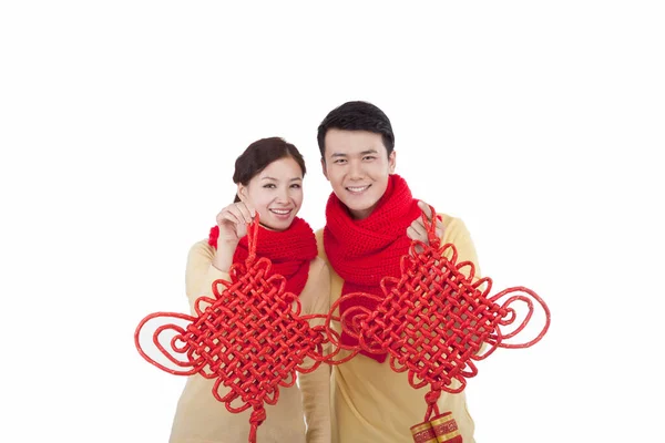 Jovem casal segurando nós chineses celebrando o Festival da Primavera — Fotografia de Stock