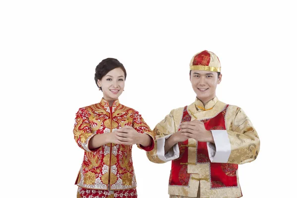 Retrato de jovem casal em ternos Tang pagando chamada de Ano Novo — Fotografia de Stock