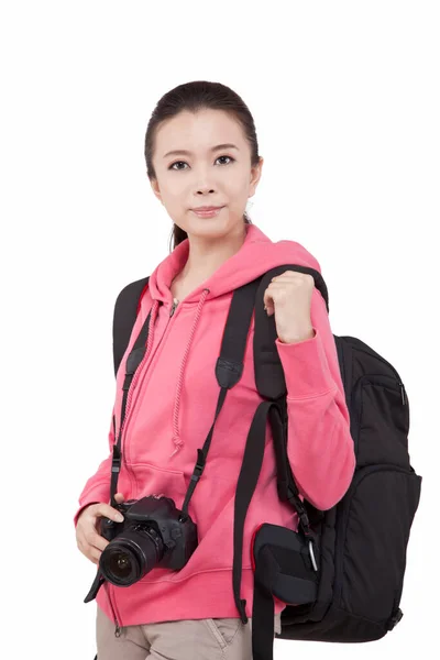 Retrato de jovem fêmea com câmera, transportando mochileiro — Fotografia de Stock