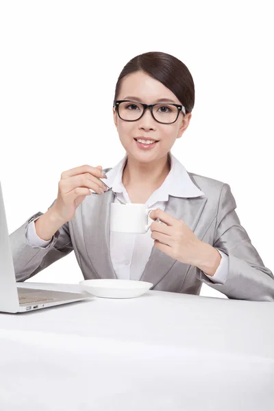 Retrato de mulheres de negócios jovens segurando xícara de café — Fotografia de Stock