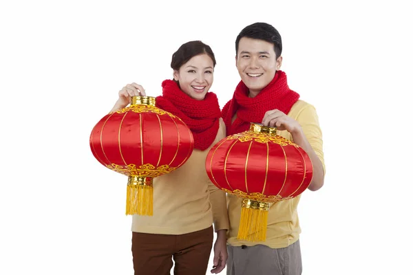 Πορτρέτο του νεαρού ζευγαριού που κατέχουν κόκκινα φανάρια, πληρώνουν το νέο έτος κλήσης — Φωτογραφία Αρχείου