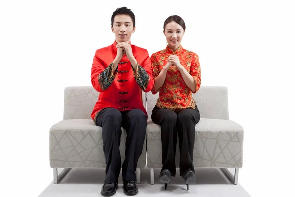 Retrato de jovem casal em ternos de Tang, pagando chamada de Ano Novo — Fotografia de Stock