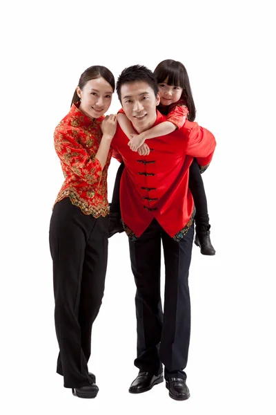 Retrato de família, pai carregando filha nas costas, em ternos Tang — Fotografia de Stock