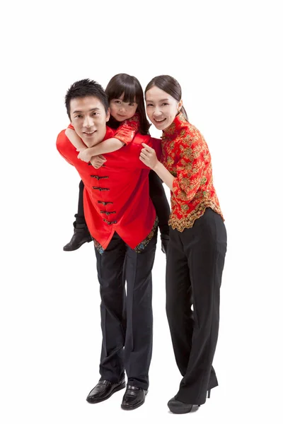 Retrato de família, pai carregando filha nas costas, em ternos Tang — Fotografia de Stock