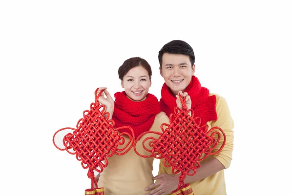 Mladý pár drží čínské uzly slaví jarní festival — Stock fotografie