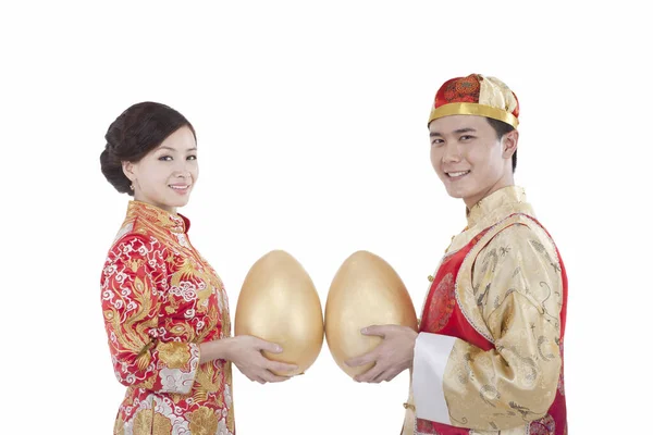 Retrato de jovem casal em ternos Tang segurando Jin Dans — Fotografia de Stock