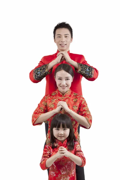 Retrato de filha com pais em ternos de Tang que pagam a chamada de Ano Novo — Fotografia de Stock