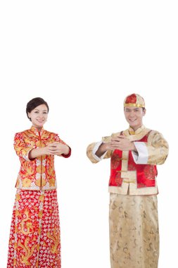 Tang takım elbiseli genç bir çiftin portresi yılbaşı ziyaretinde. 