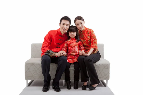 Ailesi Tang takım elbiseli, kanepede oturan kızının portresi. — Stok fotoğraf