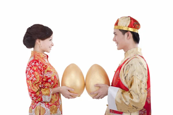 Retrato de pareja joven en trajes Tang sosteniendo a Jin Dans — Foto de Stock
