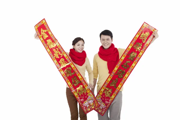 Portrét mladého páru držícího páry, platící novoroční návštěvu — Stock fotografie